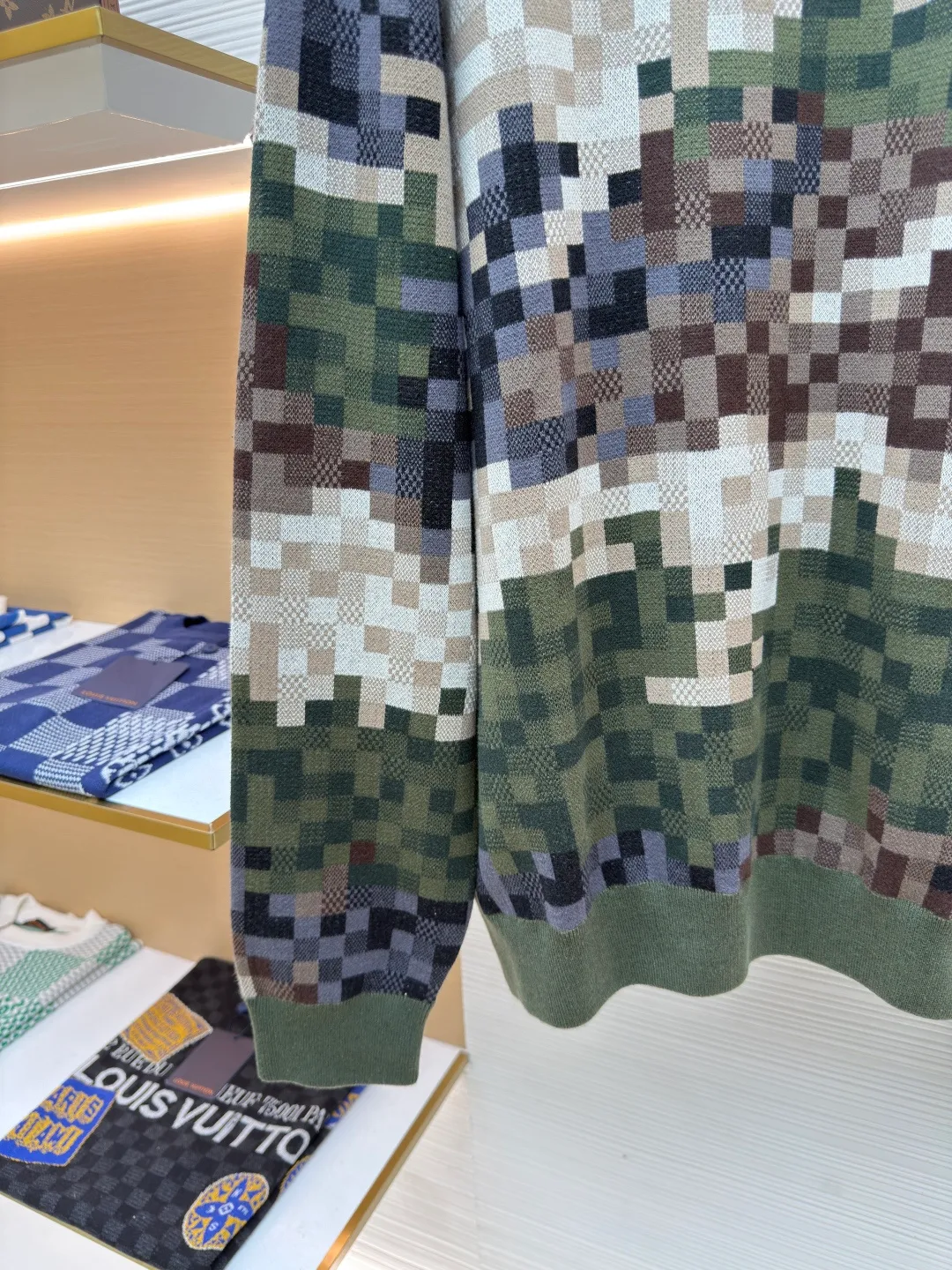 LOUIS VUITTON mosaic jacquard pullover ●Authentic product: 15600 purchased and developed ●Item number: 1680303-C55 ●Fabric: cotton fabric ●Technology: jacquard production ●Version: fitted version ●Weight: about 740 grams ●Size: elements, showing a delicate texture like snake leather. The intricate jacquard texture reflects Micro Der details, and the embroidered logo embellishes the chest, making it easy to integrate into everyday looks. Standard fit with all-over Snakoflage jacquard logo embroidered on the chest, Marque at center back, 1.VuittonDeposee embroidered patches at ribbed collar, cuffs and hem. The overall wiring is straight and delicate, the fabric is comfortable and soft, and the color is consistent without color difference. It can be matched with the same style to create a fashionable look and control various occasions. Customized accessories, complete with three standards, same style for men and women!